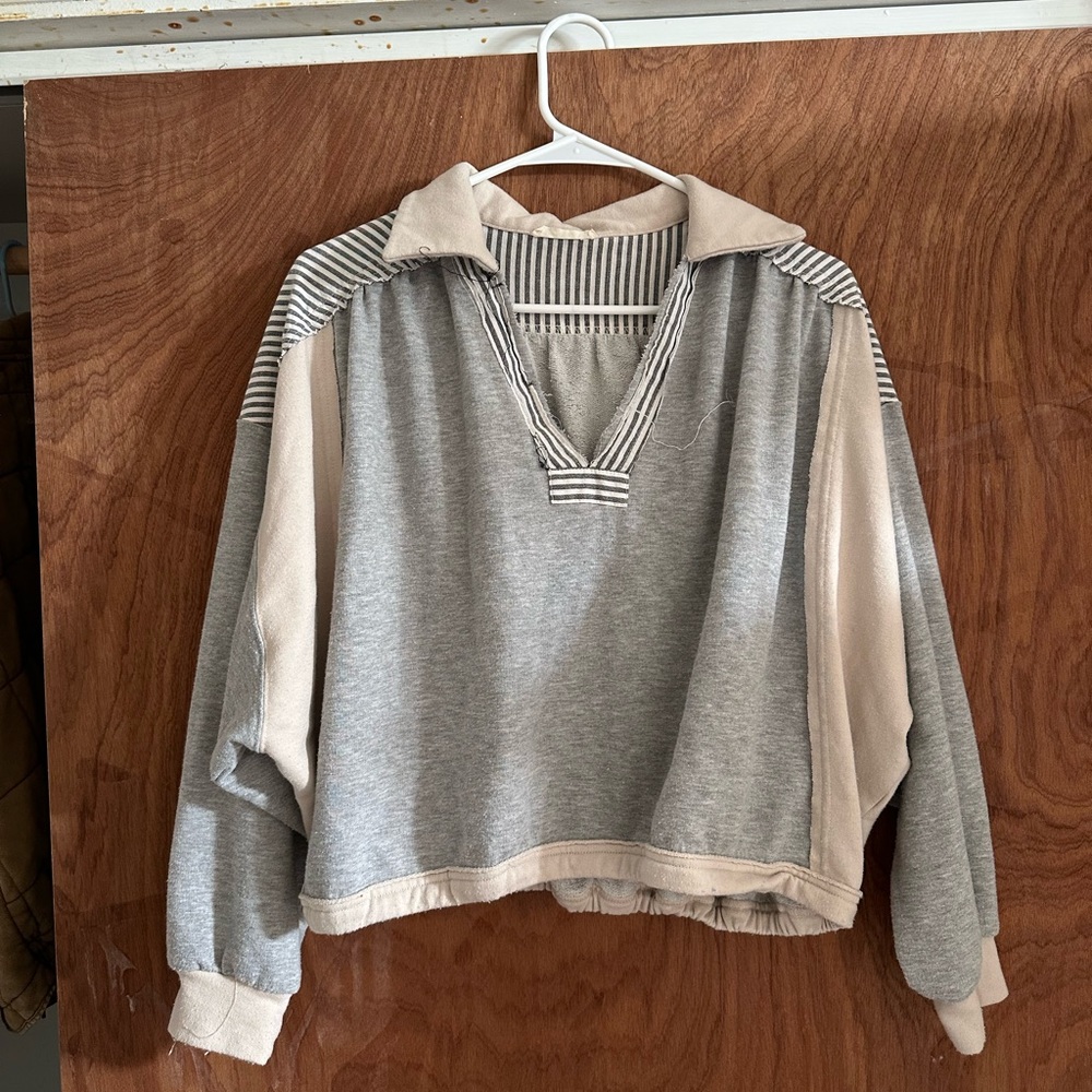 ILLA ILLA Gray and Cream V-Neck Sweater & joggers